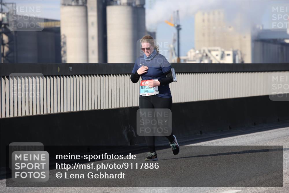 03.10.2025 - Köhlbrandbrückenlauf Lena Gebhardt http://msf.ph/oto/9117886 03.10.2025 10:24:22 Position 2 2546 meine-sportfotos.de