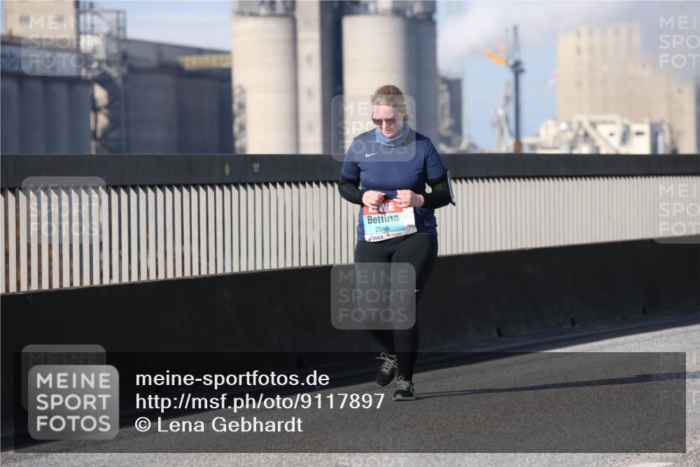 03.10.2025 - Köhlbrandbrückenlauf Lena Gebhardt http://msf.ph/oto/9117897 03.10.2025 10:24:23 Position 2 2546 meine-sportfotos.de
