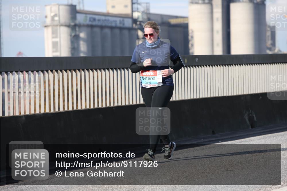 03.10.2025 - Köhlbrandbrückenlauf Lena Gebhardt http://msf.ph/oto/9117926 03.10.2025 10:24:24 Position 2 2546 meine-sportfotos.de