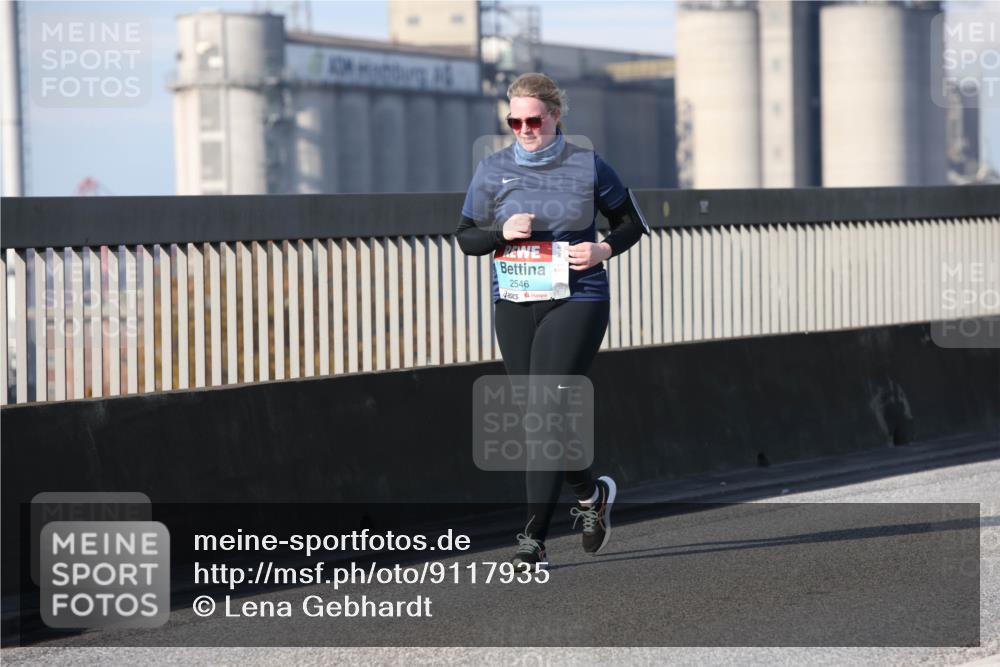 03.10.2025 - Köhlbrandbrückenlauf Lena Gebhardt http://msf.ph/oto/9117935 03.10.2025 10:24:24 Position 2 2546 meine-sportfotos.de