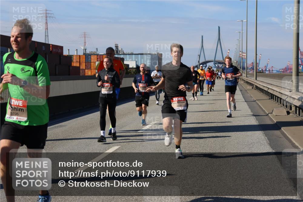 03.10.2025 - Köhlbrandbrückenlauf Strokosch-Dieckow http://msf.ph/oto/9117939 03.10.2025 12:53:45 Position 3 5705, 4718, 4505 meine-sportfotos.de