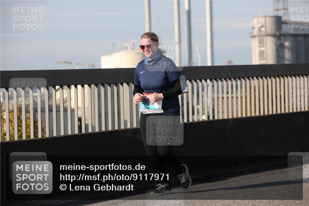 03.10.2025 - Köhlbrandbrückenlauf Lena Gebhardt http://msf.ph/oto/9117971 03.10.2025 10:24:26 Position 2 7383 meine-sportfotos.de