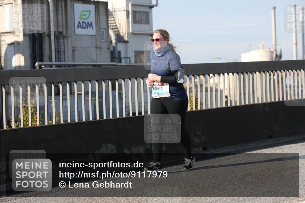 03.10.2025 - Köhlbrandbrückenlauf Lena Gebhardt http://msf.ph/oto/9117979 03.10.2025 10:24:28 Position 2 2546 meine-sportfotos.de