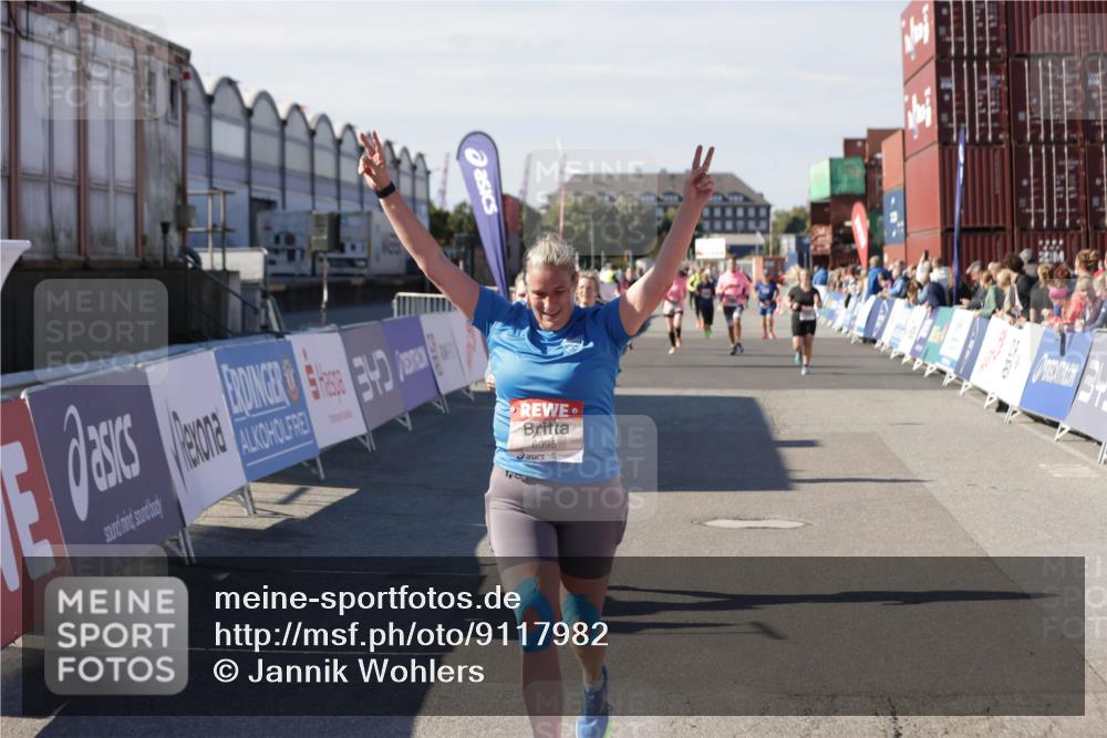 03.10.2025 - Köhlbrandbrückenlauf Jannik Wohlers http://msf.ph/oto/9117982 03.10.2025 13:34:10 Ziel 4438, 5593, 6095, 6420, 6421, 6574 meine-sportfotos.de