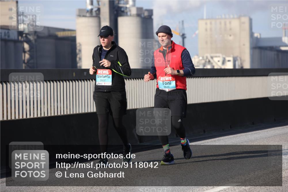 03.10.2025 - Köhlbrandbrückenlauf Lena Gebhardt http://msf.ph/oto/9118042 03.10.2025 10:24:36 Position 2 40, 2607, 2643 meine-sportfotos.de