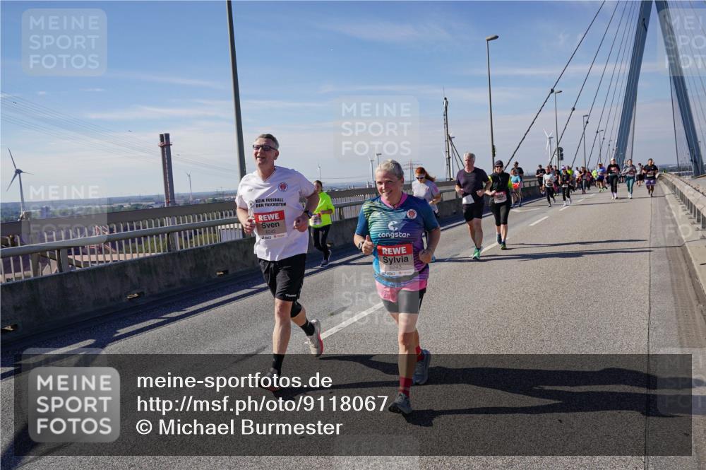 03.10.2025 - Köhlbrandbrückenlauf Michael Burmester http://msf.ph/oto/9118067 03.10.2025 12:59:26 Position 2 6242, 6243 meine-sportfotos.de