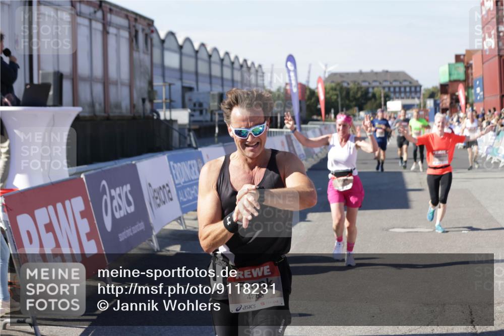 03.10.2025 - Köhlbrandbrückenlauf Jannik Wohlers http://msf.ph/oto/9118231 03.10.2025 13:03:24 Ziel 4208, 4225, 4252, 4268, 4283, 4300, 4454, 4856, 5048, 5063, 6194, 6207, 6279, 6612, 6632 meine-sportfotos.de