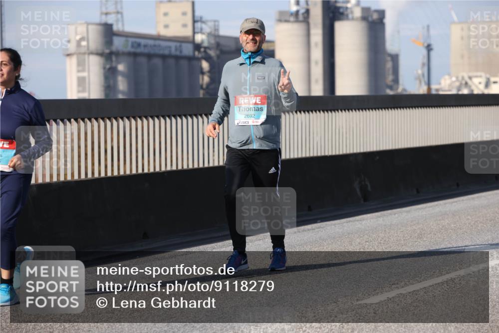03.10.2025 - Köhlbrandbrückenlauf Lena Gebhardt http://msf.ph/oto/9118279 03.10.2025 10:24:53 Position 2 2692 meine-sportfotos.de