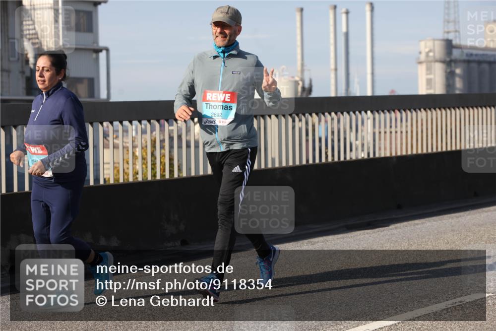 03.10.2025 - Köhlbrandbrückenlauf Lena Gebhardt http://msf.ph/oto/9118354 03.10.2025 10:24:55 Position 2 2692 meine-sportfotos.de