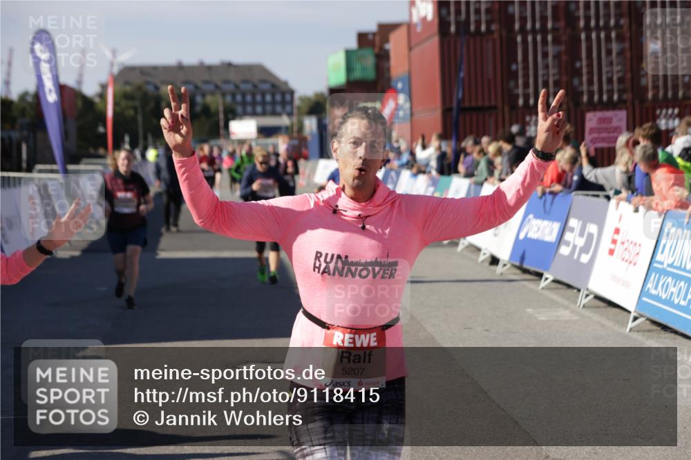 03.10.2025 - Köhlbrandbrückenlauf Jannik Wohlers http://msf.ph/oto/9118415 03.10.2025 13:34:20 Ziel 4674, 5207, 5221, 5437, 5593, 5693, 5695, 6574 meine-sportfotos.de