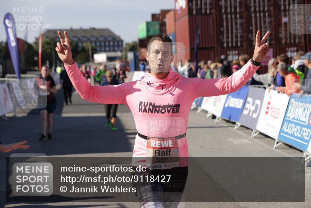03.10.2025 - Köhlbrandbrückenlauf Jannik Wohlers http://msf.ph/oto/9118427 03.10.2025 13:34:20 Ziel 4674, 5207, 5221, 5437, 5593, 5693, 5695, 6574 meine-sportfotos.de