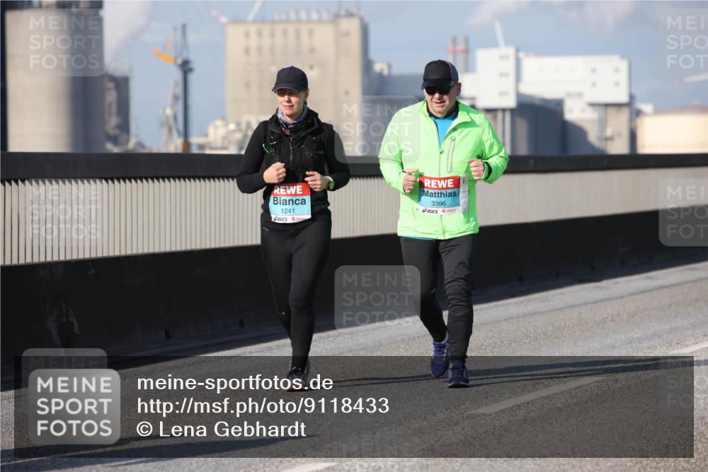 03.10.2025 - Köhlbrandbrückenlauf Lena Gebhardt http://msf.ph/oto/9118433 03.10.2025 10:25:20 Position 2 1241, 3396 meine-sportfotos.de