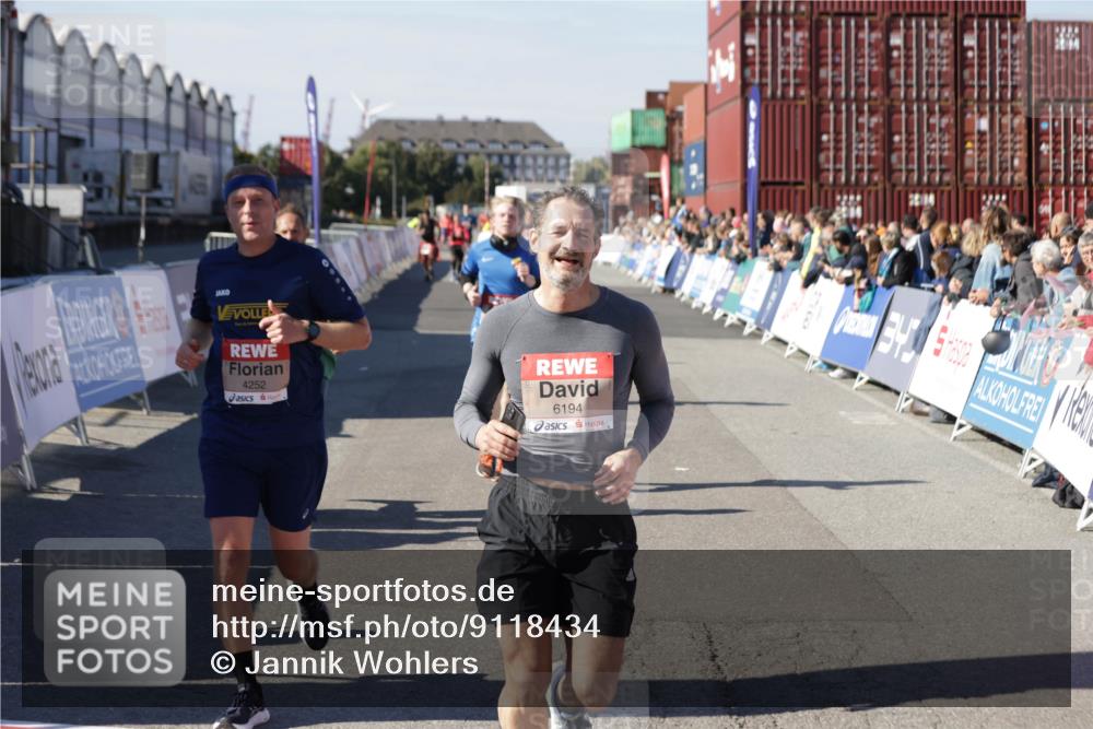 03.10.2025 - Köhlbrandbrückenlauf Jannik Wohlers http://msf.ph/oto/9118434 03.10.2025 13:03:31 Ziel 4214, 4225, 4252, 4283, 4300, 4454, 4507, 5063, 5707, 6194, 6207, 6632 meine-sportfotos.de