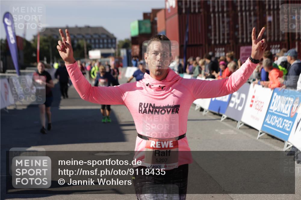 03.10.2025 - Köhlbrandbrückenlauf Jannik Wohlers http://msf.ph/oto/9118435 03.10.2025 13:34:20 Ziel 4674, 5207, 5221, 5437, 5593, 5693, 5695, 6574 meine-sportfotos.de