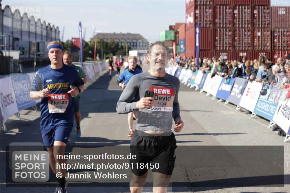 03.10.2025 - Köhlbrandbrückenlauf Jannik Wohlers http://msf.ph/oto/9118450 03.10.2025 13:03:31 Ziel 4214, 4225, 4252, 4283, 4300, 4454, 4507, 5063, 5707, 6194, 6207, 6632 meine-sportfotos.de