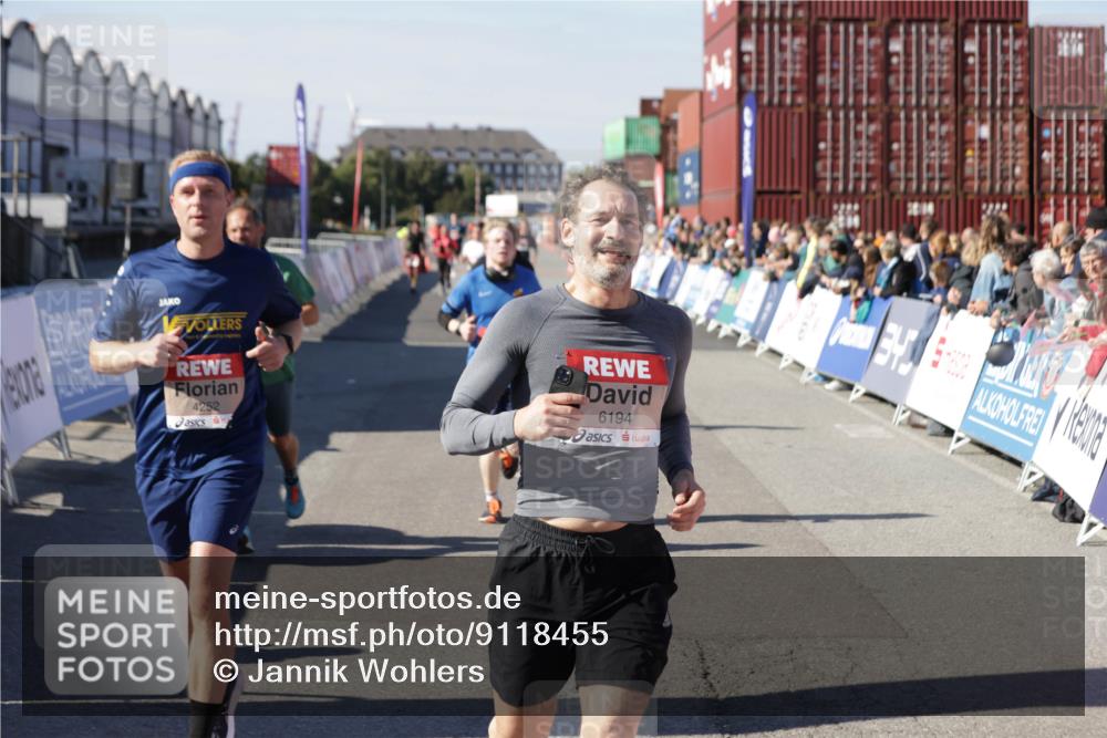 03.10.2025 - Köhlbrandbrückenlauf Jannik Wohlers http://msf.ph/oto/9118455 03.10.2025 13:03:31 Ziel 4214, 4225, 4252, 4283, 4300, 4454, 4507, 5063, 5707, 6194, 6207, 6632 meine-sportfotos.de