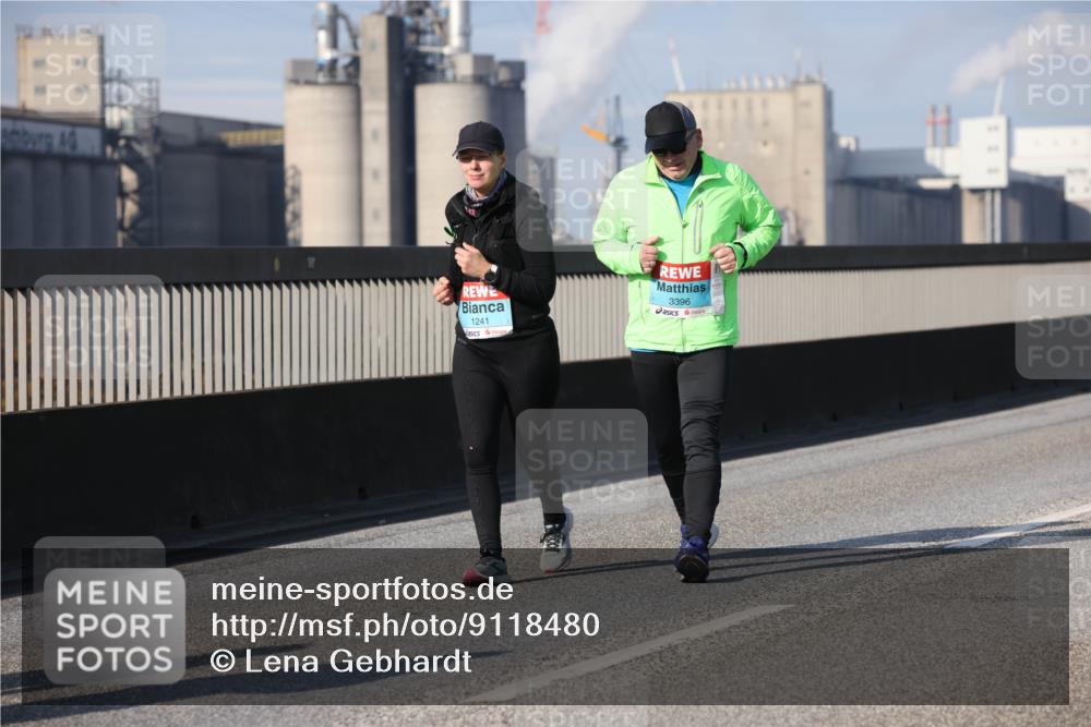03.10.2025 - Köhlbrandbrückenlauf Lena Gebhardt http://msf.ph/oto/9118480 03.10.2025 10:25:22 Position 2 1241, 3396 meine-sportfotos.de