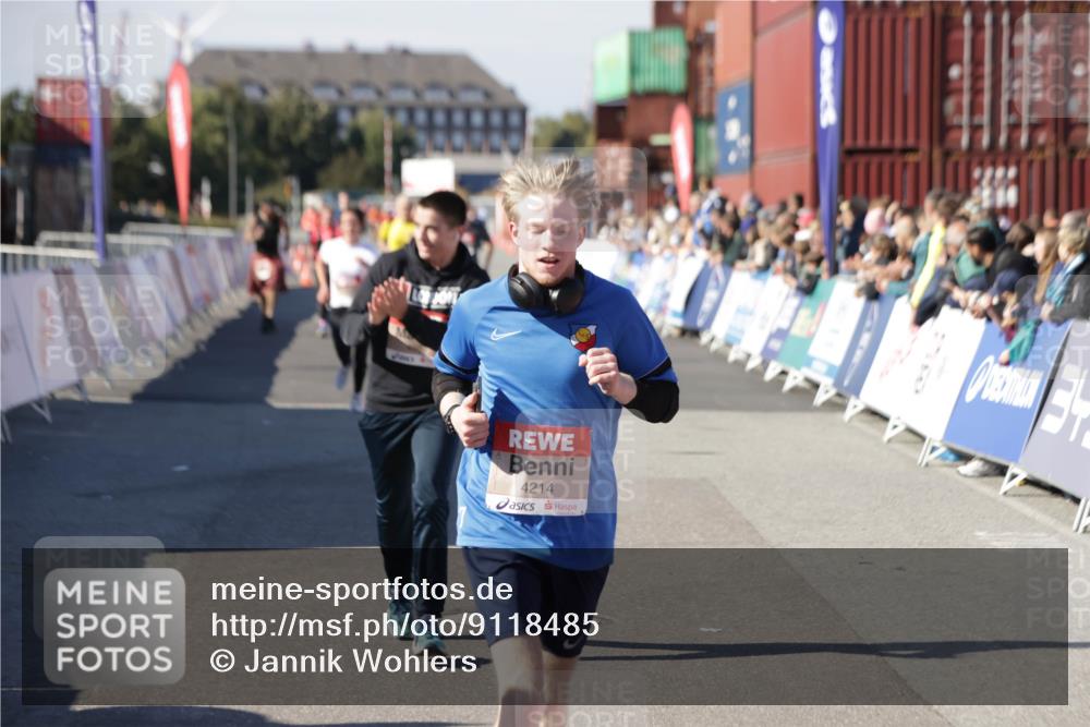 03.10.2025 - Köhlbrandbrückenlauf Jannik Wohlers http://msf.ph/oto/9118485 03.10.2025 13:03:32 Ziel 4214, 4225, 4252, 4283, 4300, 4422, 4454, 4507, 5707, 6194, 6207, 6632 meine-sportfotos.de
