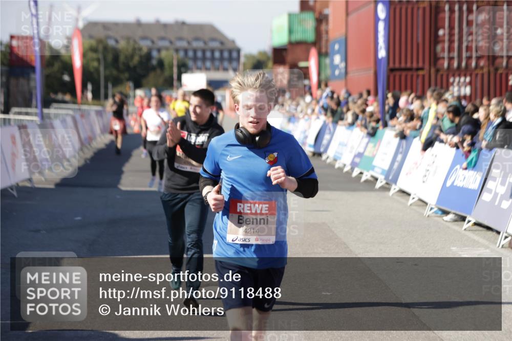 03.10.2025 - Köhlbrandbrückenlauf Jannik Wohlers http://msf.ph/oto/9118488 03.10.2025 13:03:32 Ziel 4214, 4225, 4252, 4283, 4300, 4422, 4454, 4507, 5707, 6194, 6207, 6632 meine-sportfotos.de