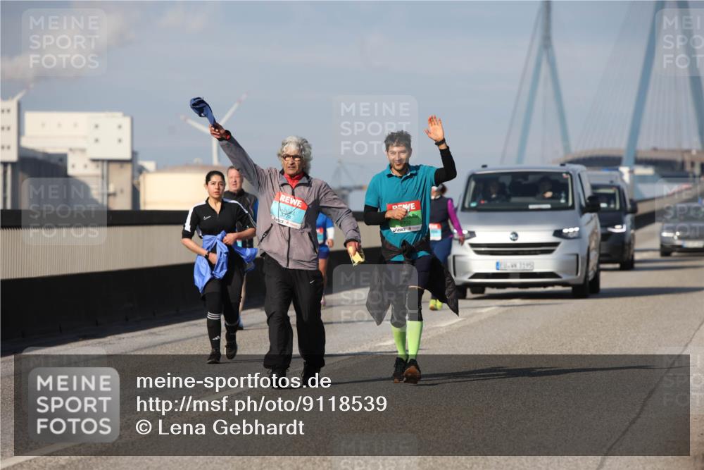 03.10.2025 - Köhlbrandbrückenlauf Lena Gebhardt http://msf.ph/oto/9118539 03.10.2025 10:25:44 Position 2 3774, 9702 meine-sportfotos.de