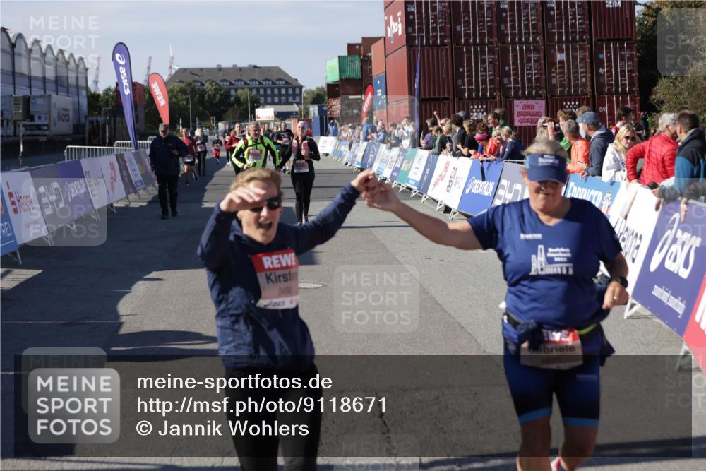 03.10.2025 - Köhlbrandbrückenlauf Jannik Wohlers http://msf.ph/oto/9118671 03.10.2025 13:34:26 Ziel 4674, 4702, 4754, 5207, 5221, 5437, 5693, 5695 meine-sportfotos.de