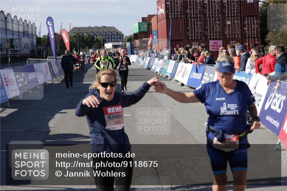03.10.2025 - Köhlbrandbrückenlauf Jannik Wohlers http://msf.ph/oto/9118675 03.10.2025 13:34:26 Ziel 4674, 4702, 4754, 5207, 5221, 5437, 5693, 5695 meine-sportfotos.de