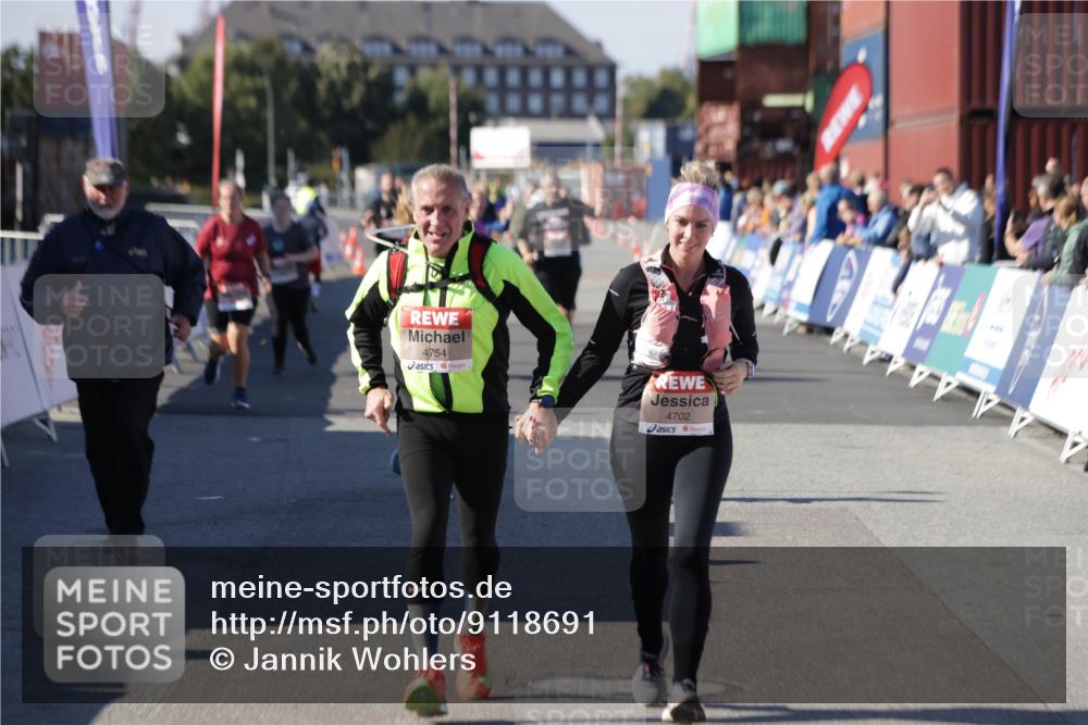 03.10.2025 - Köhlbrandbrückenlauf Jannik Wohlers http://msf.ph/oto/9118691 03.10.2025 13:34:29 Ziel 4702, 4754, 5207, 5221, 5390, 5437, 5693, 5695 meine-sportfotos.de