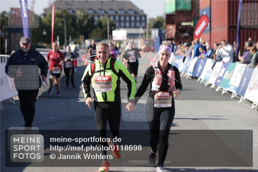 03.10.2025 - Köhlbrandbrückenlauf Jannik Wohlers http://msf.ph/oto/9118698 03.10.2025 13:34:29 Ziel 4702, 4754, 5207, 5221, 5390, 5437, 5693, 5695 meine-sportfotos.de