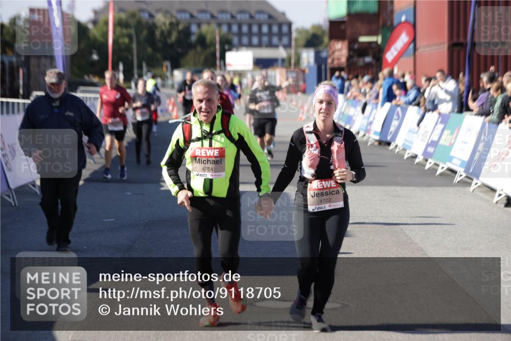 03.10.2025 - Köhlbrandbrückenlauf Jannik Wohlers http://msf.ph/oto/9118705 03.10.2025 13:34:29 Ziel 4702, 4754, 5207, 5221, 5390, 5437, 5693, 5695 meine-sportfotos.de