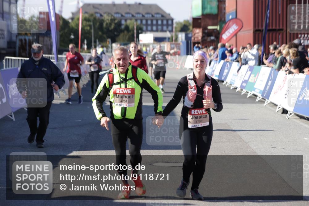 03.10.2025 - Köhlbrandbrückenlauf Jannik Wohlers http://msf.ph/oto/9118721 03.10.2025 13:34:30 Ziel 4702, 4754, 5390, 5437, 5693, 5695 meine-sportfotos.de