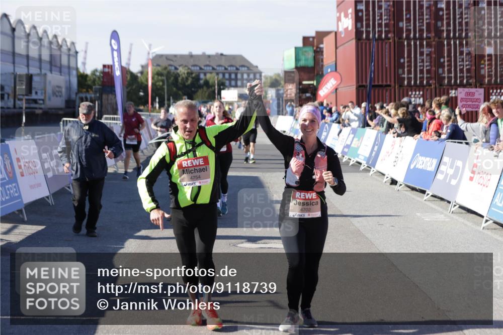 03.10.2025 - Köhlbrandbrückenlauf Jannik Wohlers http://msf.ph/oto/9118739 03.10.2025 13:34:31 Ziel 4702, 4754, 5390, 5437, 5693, 5695 meine-sportfotos.de