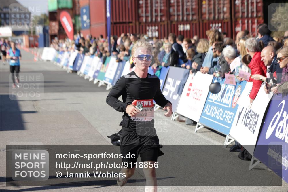 03.10.2025 - Köhlbrandbrückenlauf Jannik Wohlers http://msf.ph/oto/9118856 03.10.2025 13:03:43 Ziel 4063, 4274, 4322, 4422, 4507, 5639, 5799, 6025 meine-sportfotos.de