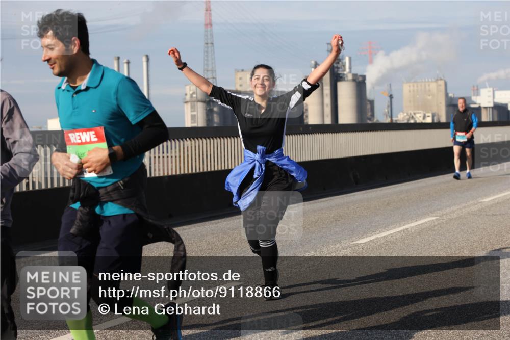 03.10.2025 - Köhlbrandbrückenlauf Lena Gebhardt http://msf.ph/oto/9118866 03.10.2025 10:25:53 Position 2  meine-sportfotos.de