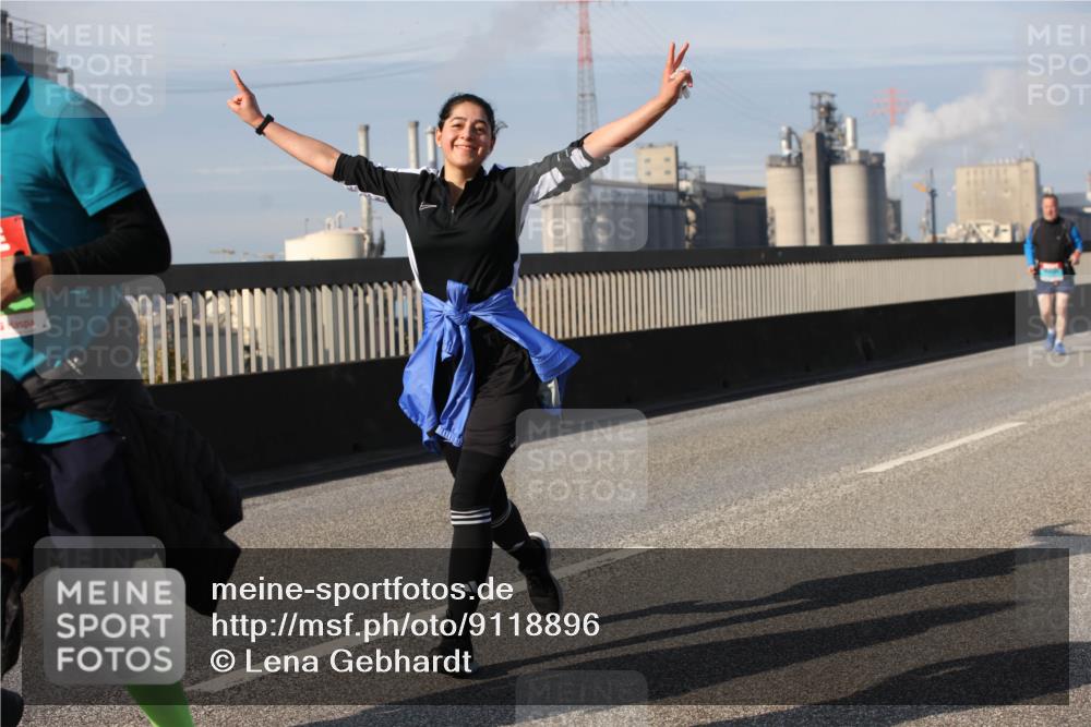 03.10.2025 - Köhlbrandbrückenlauf Lena Gebhardt http://msf.ph/oto/9118896 03.10.2025 10:25:53 Position 2  meine-sportfotos.de