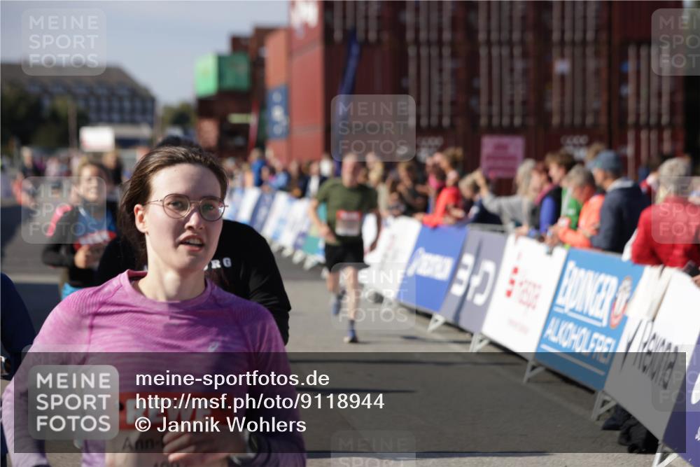 03.10.2025 - Köhlbrandbrückenlauf Jannik Wohlers http://msf.ph/oto/9118944 03.10.2025 13:34:41 Ziel 4112, 4498, 4702, 4754, 4767, 4997, 5390, 5407, 5465, 6196, 6289, 6290, 6486 meine-sportfotos.de