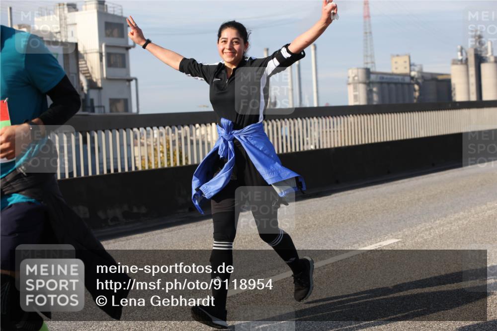 03.10.2025 - Köhlbrandbrückenlauf Lena Gebhardt http://msf.ph/oto/9118954 03.10.2025 10:25:54 Position 2  meine-sportfotos.de