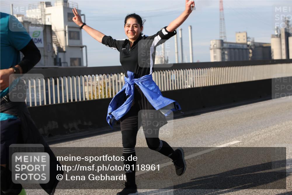 03.10.2025 - Köhlbrandbrückenlauf Lena Gebhardt http://msf.ph/oto/9118961 03.10.2025 10:25:54 Position 2  meine-sportfotos.de