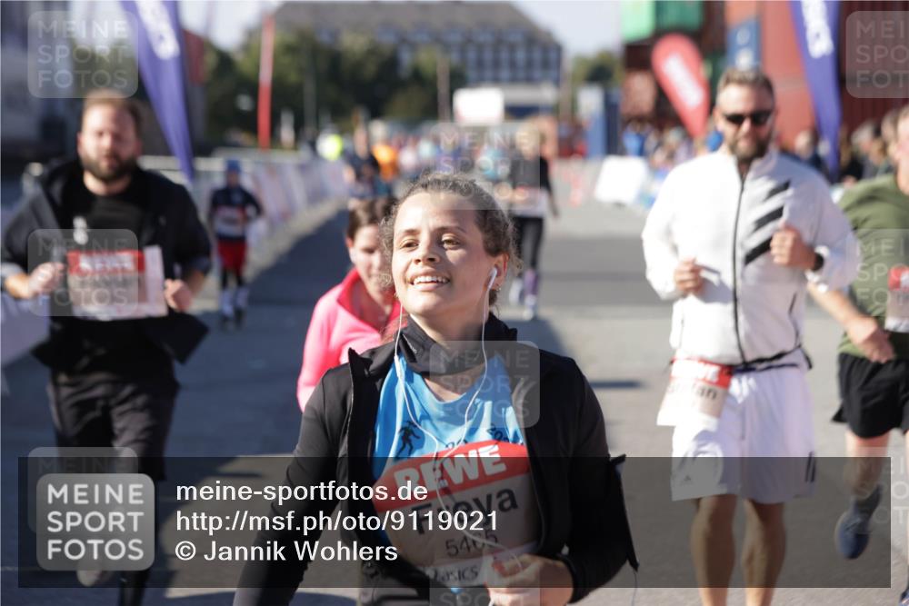 03.10.2025 - Köhlbrandbrückenlauf Jannik Wohlers http://msf.ph/oto/9119021 03.10.2025 13:34:44 Ziel 4112, 4498, 4767, 4997, 5390, 5407, 5465, 6196, 6289, 6290, 6357, 6486 meine-sportfotos.de