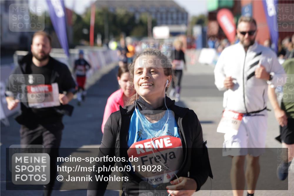 03.10.2025 - Köhlbrandbrückenlauf Jannik Wohlers http://msf.ph/oto/9119028 03.10.2025 13:34:44 Ziel 4112, 4498, 4767, 4997, 5390, 5407, 5465, 6196, 6289, 6290, 6357, 6486 meine-sportfotos.de