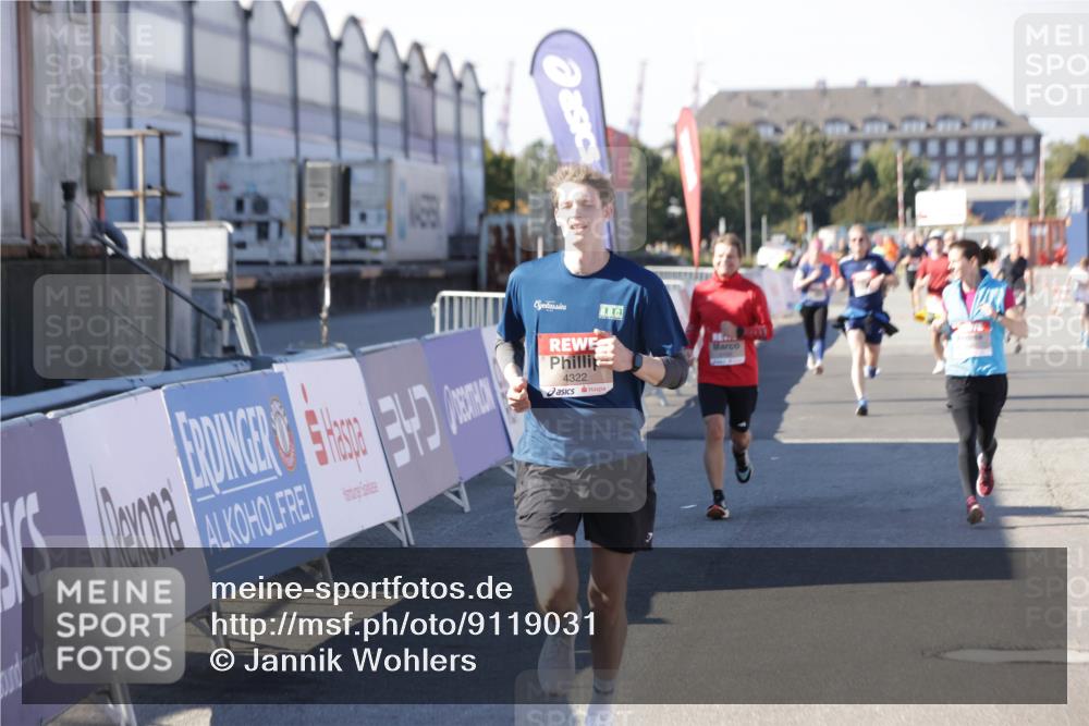 03.10.2025 - Köhlbrandbrückenlauf Jannik Wohlers http://msf.ph/oto/9119031 03.10.2025 13:03:47 Ziel 4063, 4274, 4322, 4422, 5414, 5639, 5799, 6025, 6341, 6706 meine-sportfotos.de