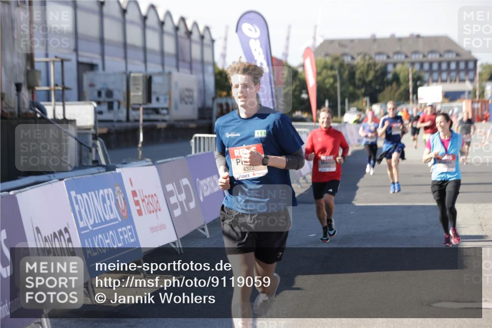 03.10.2025 - Köhlbrandbrückenlauf Jannik Wohlers http://msf.ph/oto/9119059 03.10.2025 13:03:47 Ziel 4063, 4274, 4322, 4422, 5414, 5639, 5799, 6025, 6341, 6706 meine-sportfotos.de