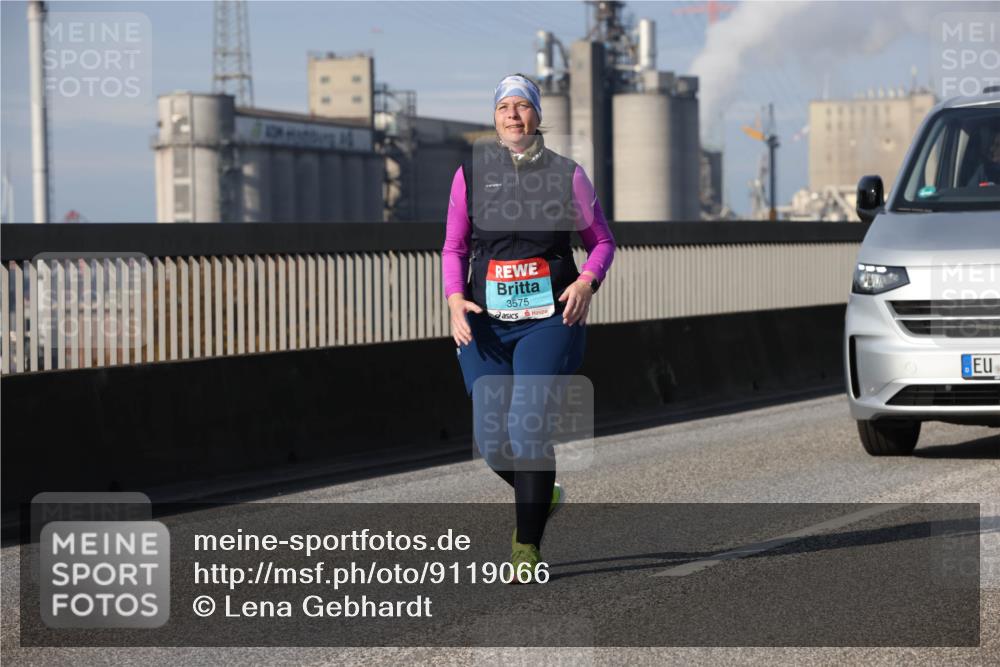 03.10.2025 - Köhlbrandbrückenlauf Lena Gebhardt http://msf.ph/oto/9119066 03.10.2025 10:26:02 Position 2 3575 meine-sportfotos.de