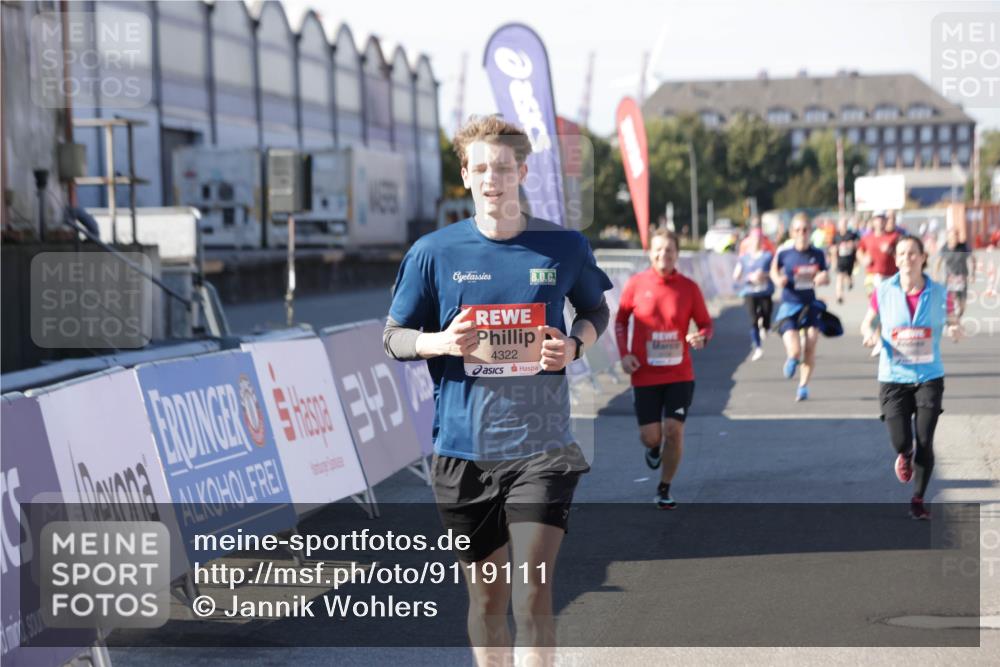 03.10.2025 - Köhlbrandbrückenlauf Jannik Wohlers http://msf.ph/oto/9119111 03.10.2025 13:03:47 Ziel 4063, 4274, 4322, 4422, 5414, 5639, 5799, 6025, 6341, 6706 meine-sportfotos.de