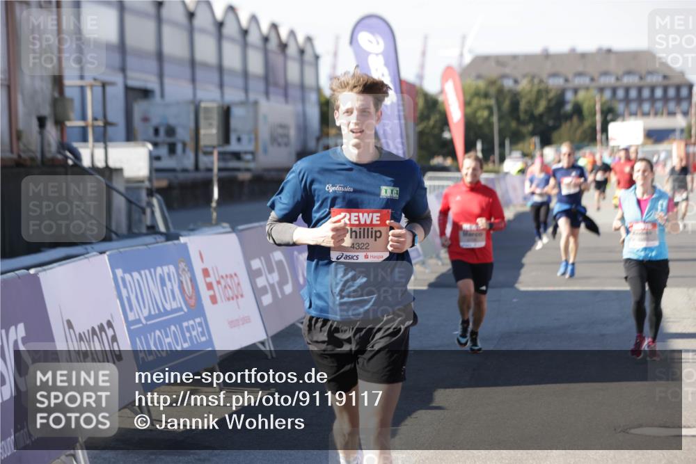 03.10.2025 - Köhlbrandbrückenlauf Jannik Wohlers http://msf.ph/oto/9119117 03.10.2025 13:03:47 Ziel 4063, 4274, 4322, 4422, 5414, 5639, 5799, 6025, 6341, 6706 meine-sportfotos.de