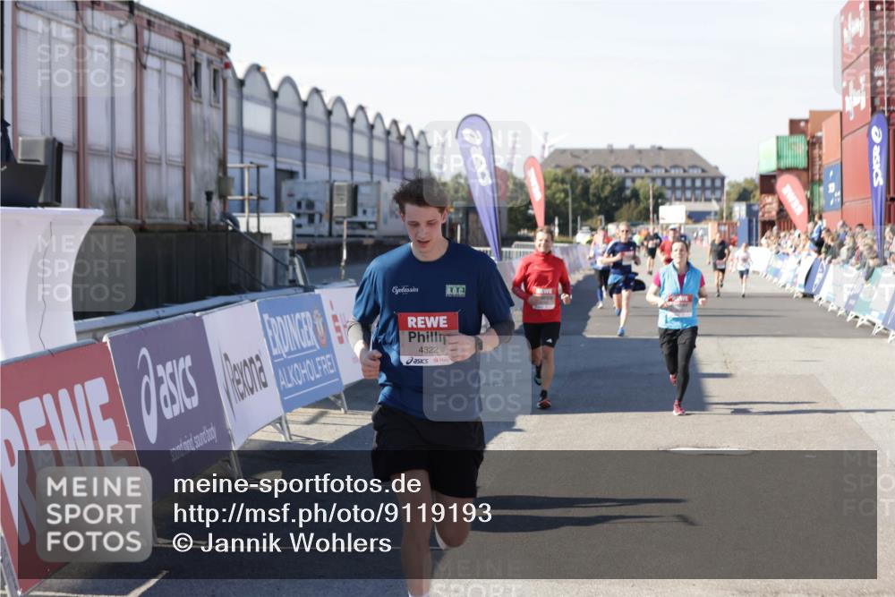 03.10.2025 - Köhlbrandbrückenlauf Jannik Wohlers http://msf.ph/oto/9119193 03.10.2025 13:03:48 Ziel 4063, 4274, 4322, 4422, 5414, 5639, 5799, 6025, 6341, 6706 meine-sportfotos.de