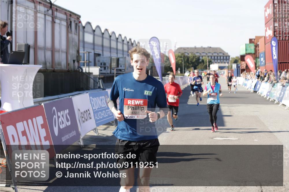 03.10.2025 - Köhlbrandbrückenlauf Jannik Wohlers http://msf.ph/oto/9119251 03.10.2025 13:03:48 Ziel 4063, 4274, 4322, 4422, 5414, 5639, 5799, 6025, 6341, 6706 meine-sportfotos.de