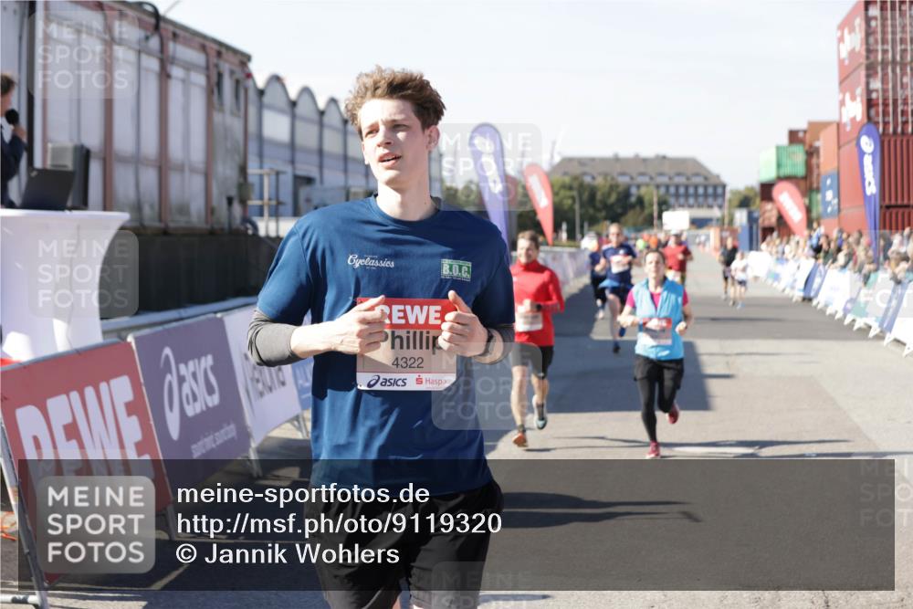 03.10.2025 - Köhlbrandbrückenlauf Jannik Wohlers http://msf.ph/oto/9119320 03.10.2025 13:03:49 Ziel 4063, 4274, 4322, 5098, 5414, 5447, 5639, 5799, 6025, 6315, 6341, 6706 meine-sportfotos.de