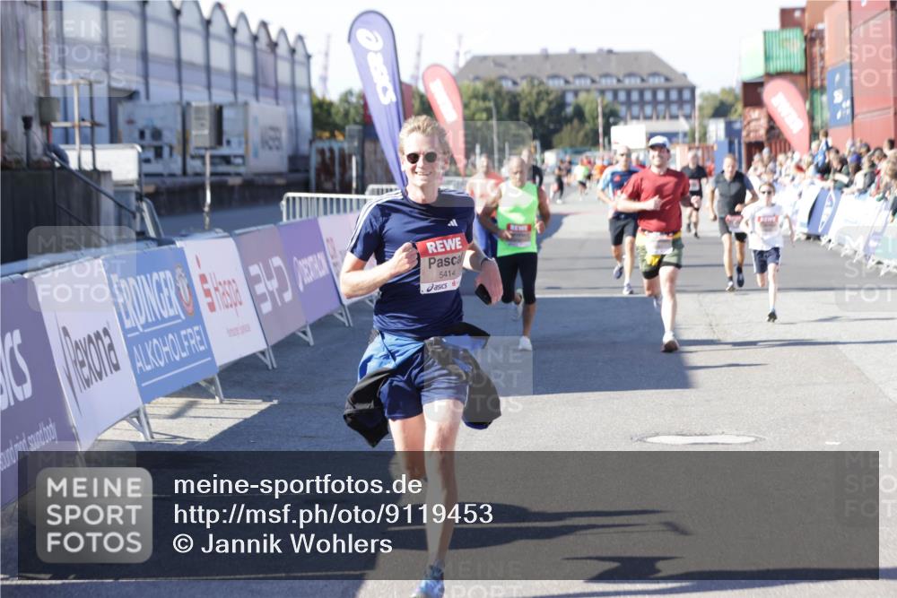 03.10.2025 - Köhlbrandbrückenlauf Jannik Wohlers http://msf.ph/oto/9119453 03.10.2025 13:03:53 Ziel 4127, 4274, 4322, 4349, 5098, 5414, 5447, 5639, 5950, 6315, 6341, 6392, 6706 meine-sportfotos.de