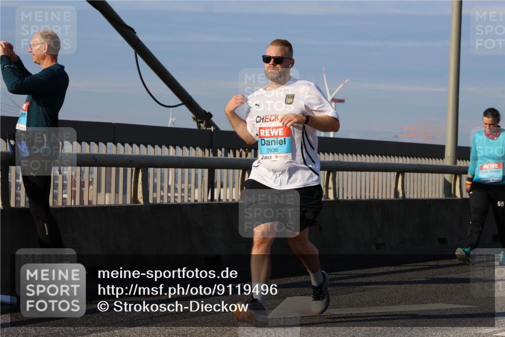 03.10.2025 - Köhlbrandbrückenlauf Strokosch-Dieckow http://msf.ph/oto/9119496 03.10.2025 09:53:26 Position 2 2836, 1545, 55 meine-sportfotos.de