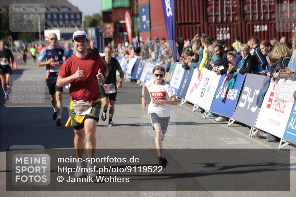 03.10.2025 - Köhlbrandbrückenlauf Jannik Wohlers http://msf.ph/oto/9119522 03.10.2025 13:03:55 Ziel 4127, 4322, 4349, 5098, 5414, 5447, 5950, 6315, 6341, 6392, 6706 meine-sportfotos.de